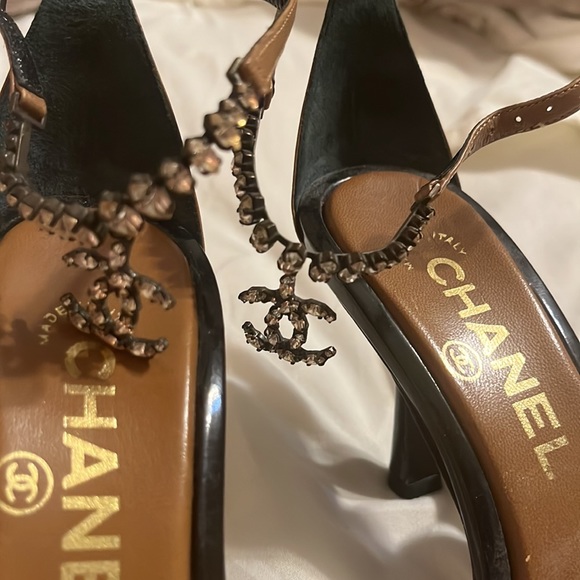 Made in Italy Chanel size 36 tan and black patent trim - Picture 2 of 8